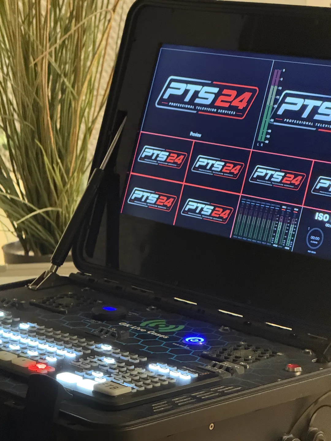 PTS Mini — atvērts koferis ar PTS 24 multiview ekrānu un vadības paneli